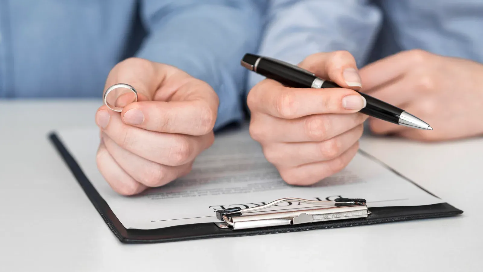 Separating spouses calmly reviewing and signing an Ontario separation agreement